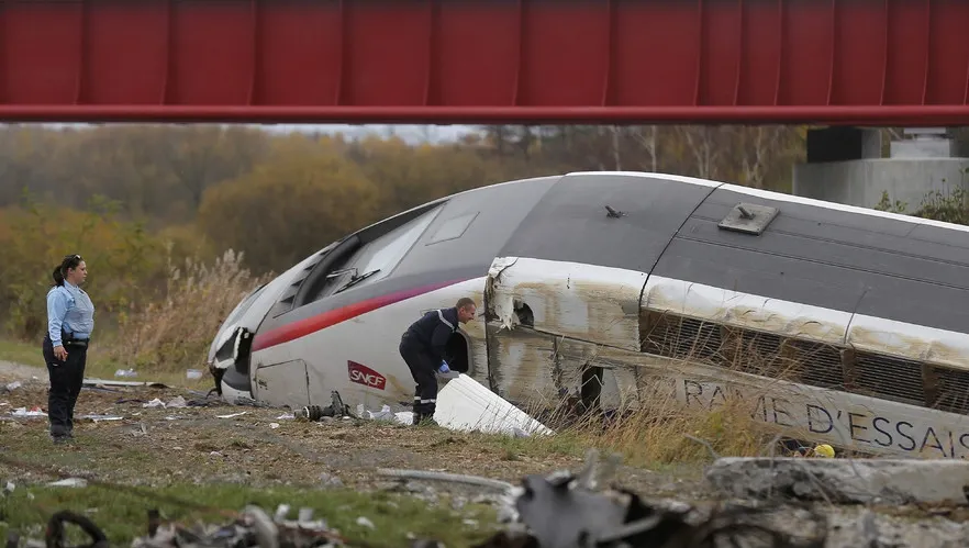 Atentate în Franţa. Tren deraiat lângă Strasbourg: cel puţin zece morți