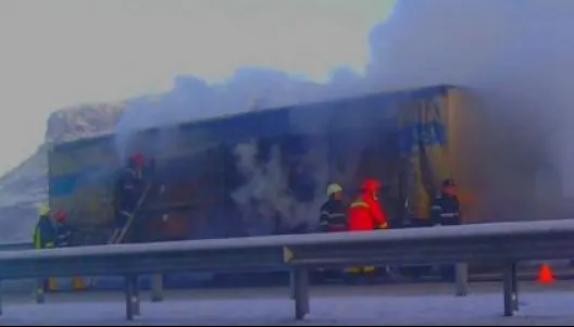 Trafic restricţionat pe autostrada Soarelui. Un tir a luat foc