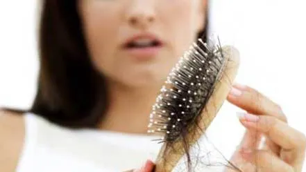 Așa oprești pe loc căderea părului. Cel mai bun remediu natural