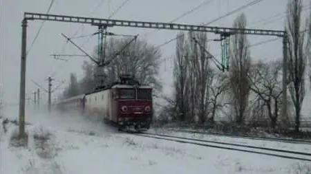 Tren blocat la Drăgănești-Olt. Sute de călători stau în frig