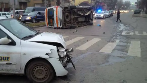 Accident în intersecție. Ambulanța a fost răsturnată de un autoturism. Doi oameni au ajuns la spital