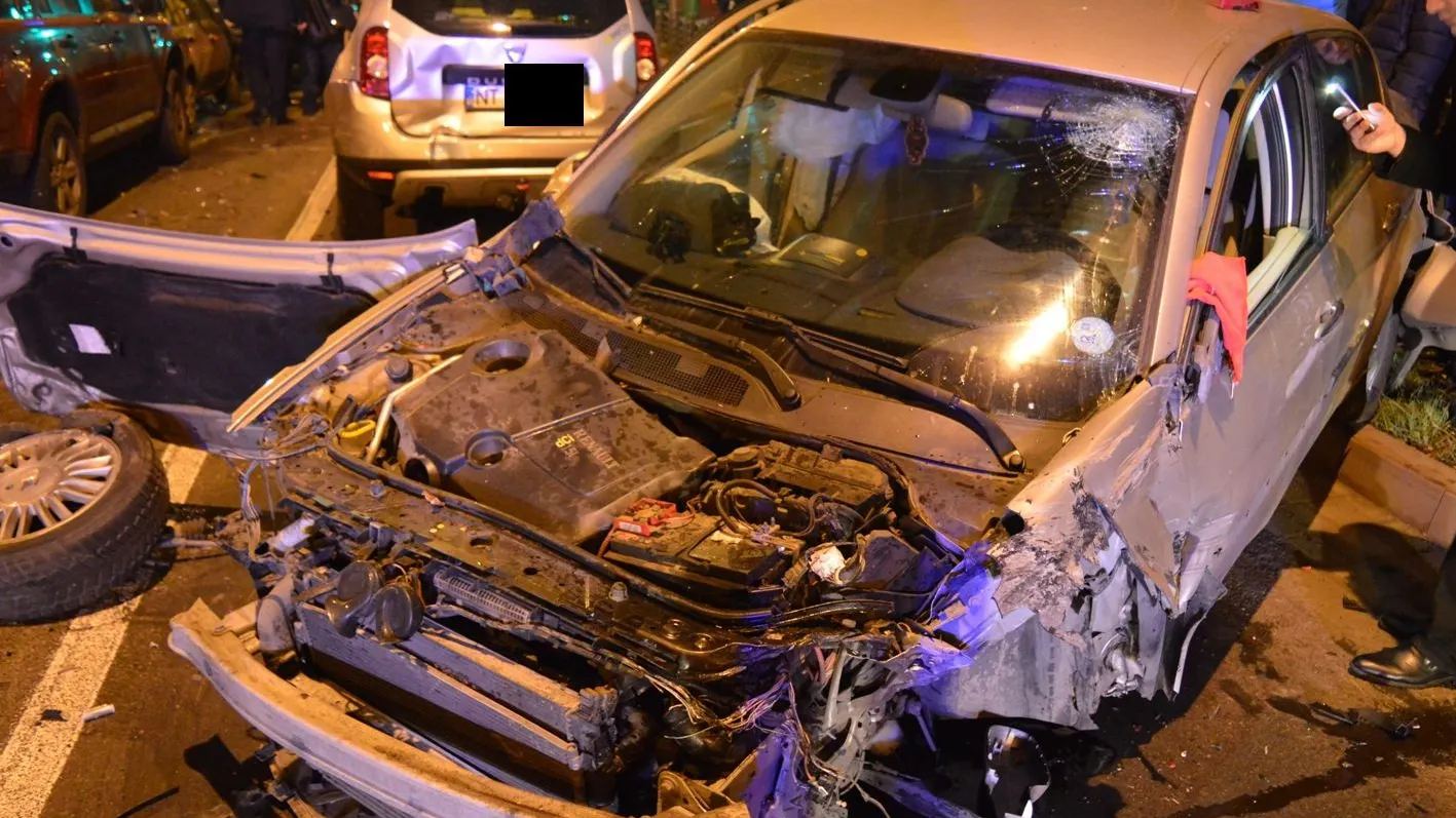 Accident grav în Neamţ. Şapte maşini au fost implicate în carambol