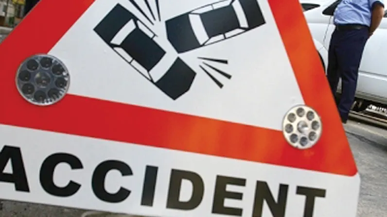 Accident grav. Două maşini, făcute praf de un autocar