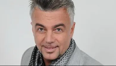 Schimbare radicală pentru Adrian Enache: şi-a lăsat plete şi s-a rujat