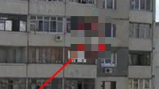 Trecătorii au înlemnit. Ce au văzut la etajul 9 al unui bloc căţărat pe aparatul de aer condiţionat