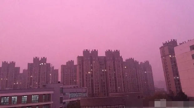Poluarea a colorat apusul în mov, în China. Părinţii, disperaţi, cumpără aer îmbuteliat pentru copii