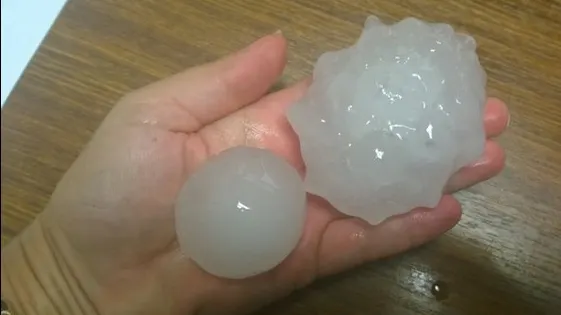 Imagini apocaliptice:grindină de dimensiunea unui ou de găină, acoperişuri smulse şi străzi inundate