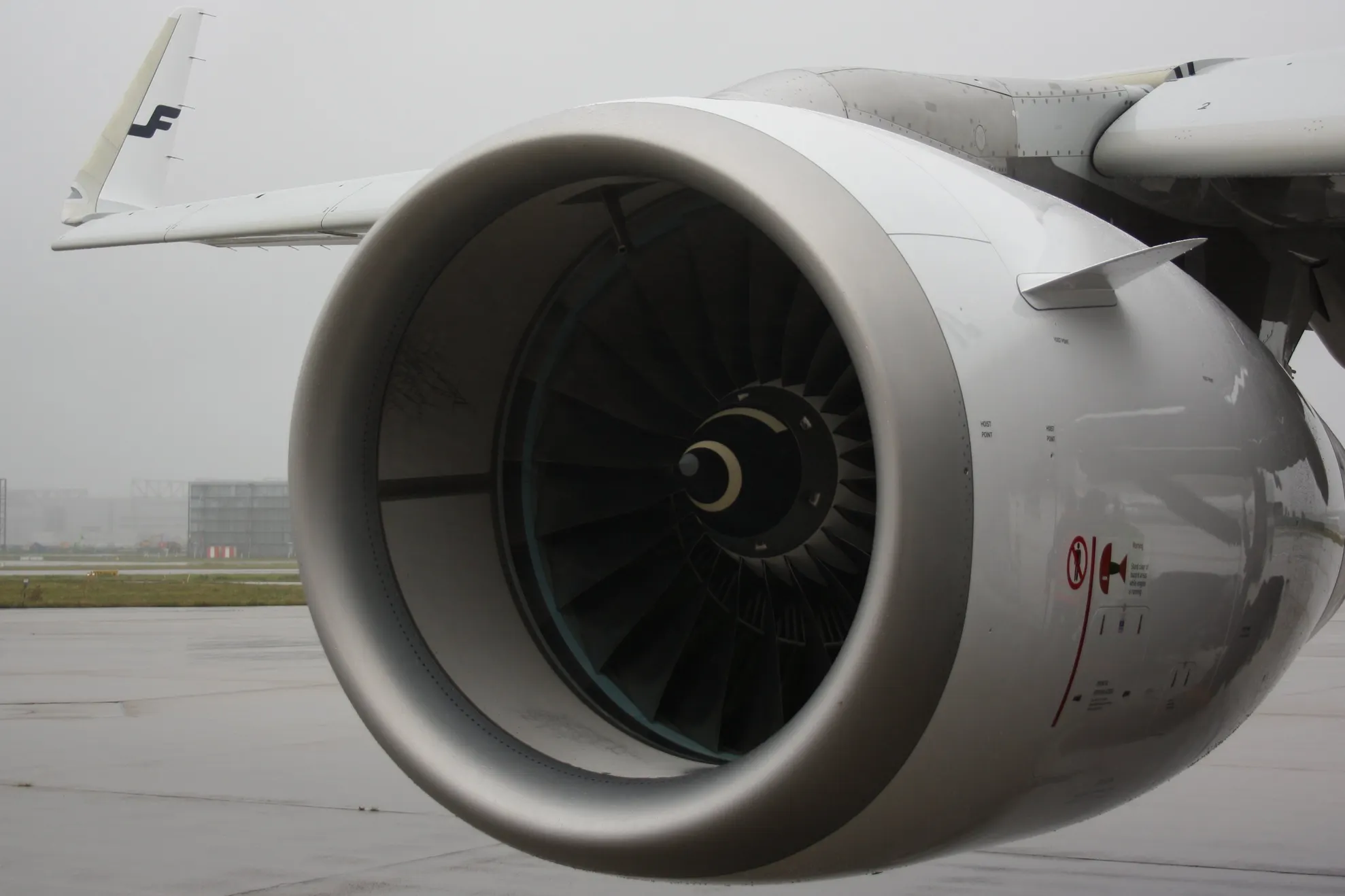 Tragedie la decolare. Un bărbat a murit după ce a fost "aspirat" în motorul unui avion
