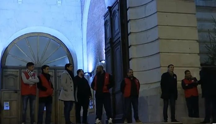 Musulmanii din Franța au păzit o biserică în seara de Crăciun, ca să-i apere pe creștini
