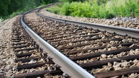 Situaţia de urgenţă: Un tren care transporta acid sulfuric a deraiat