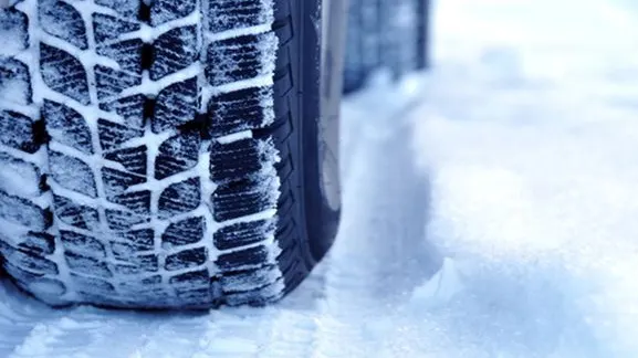 Când trebuie să treceţi la cauciucurile de iarnă ca să nu luaţi amendă? Regulile din Codul Rutier