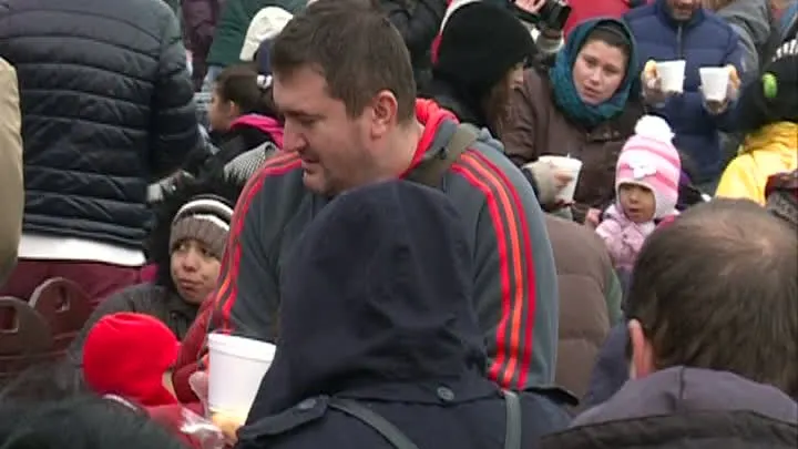 Vedetele au împărţit mâncare oamenilor străzii de Sfântul Nicolae