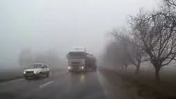 Accident produs din cauza vremii. O cisternă cu combustibil s-a răsturnat