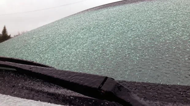 Curăţă gheaţa de pe parbrizul maşinii în 60 de secunde cu un amestec simplu