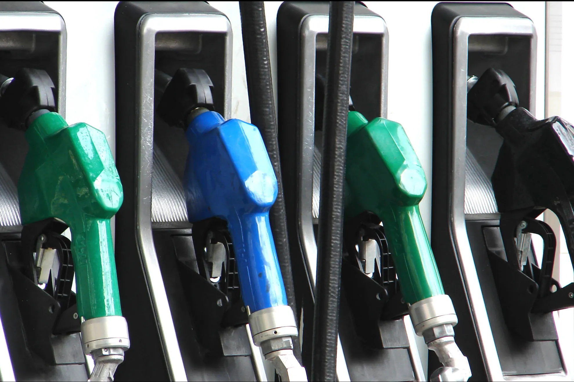 Veşti bune: hainele, autoturismele, băutura şi carburanţii se ieftinesc de la 1 ianuarie