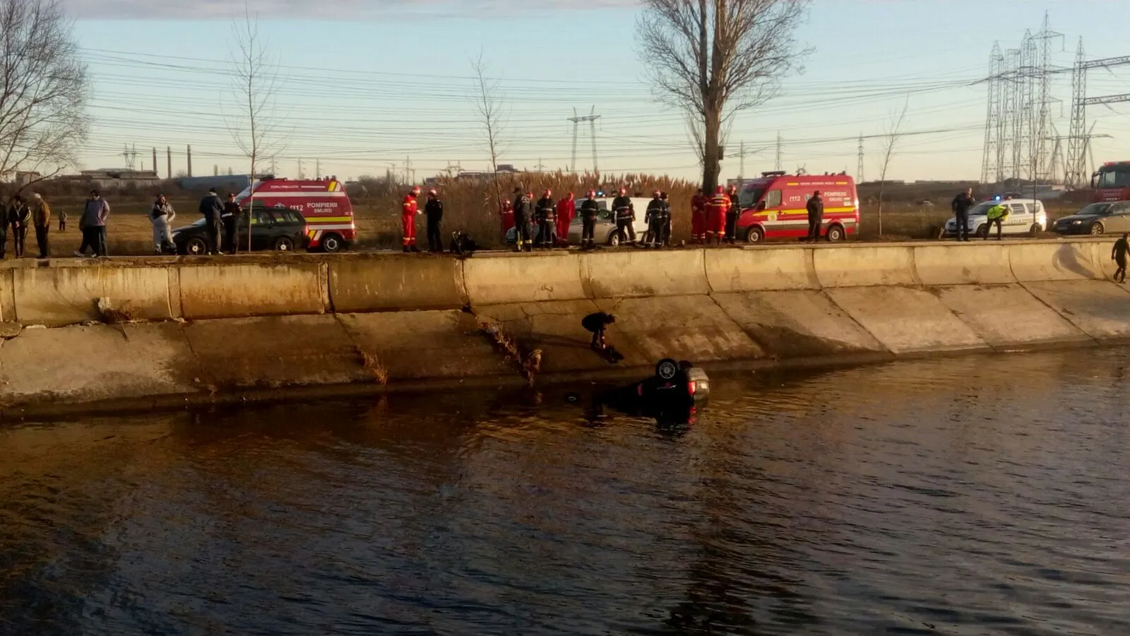 Un autoturism a plonjat în Dâmbovița. Intervenţie spectaculoasă a scafandrilor 
