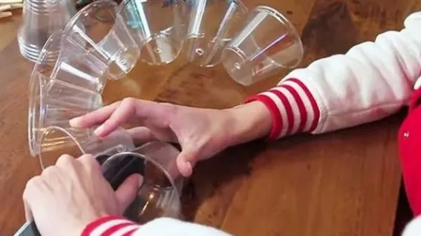 Capsează 50 de pahare din plastic şi obţine o decoraţiune superbă de Crăciun! Ce ingenios!