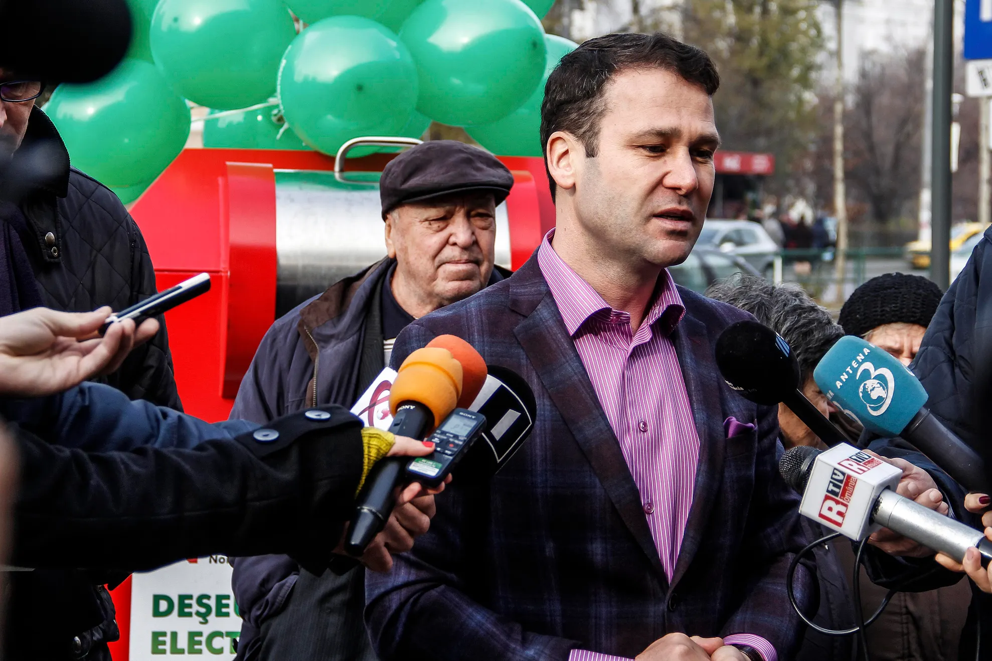 Primarul Robert Negoiţă a inaugurat un sistem stradal de colectare selectivă DEEE