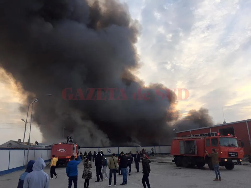 Incendiu masiv la Craiova, în Târgul Municipal Zilnic. Peste 600 de standuri cu haine, în flăcări