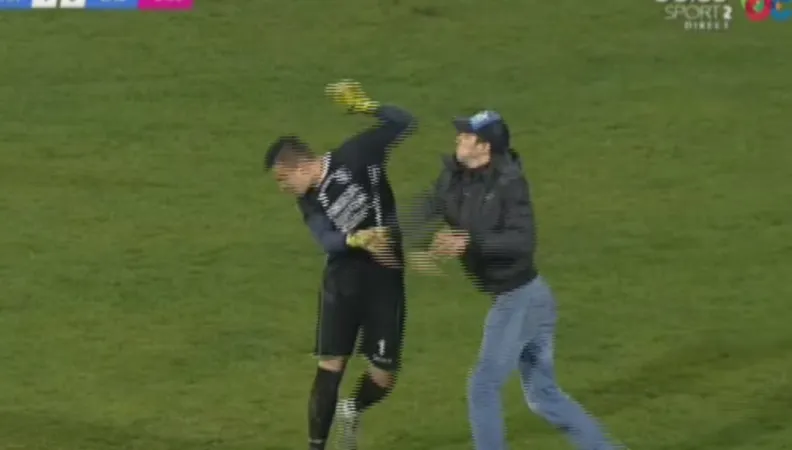 Scene de violenţă. Portarul Farului a fost batut de un suporter pe teren
