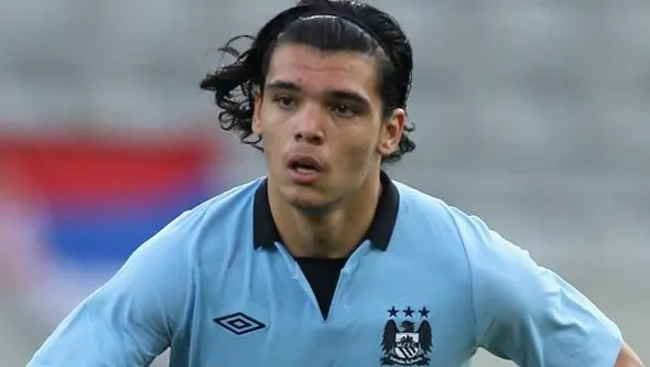 Un fotbalist a fost jefuit în timp ce dormea