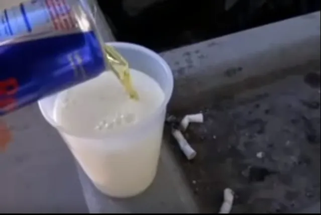 Ce se întâmplă dacă bei energizant după ce ai băut lapte. Rezultatul este greu de descris în cuvinte