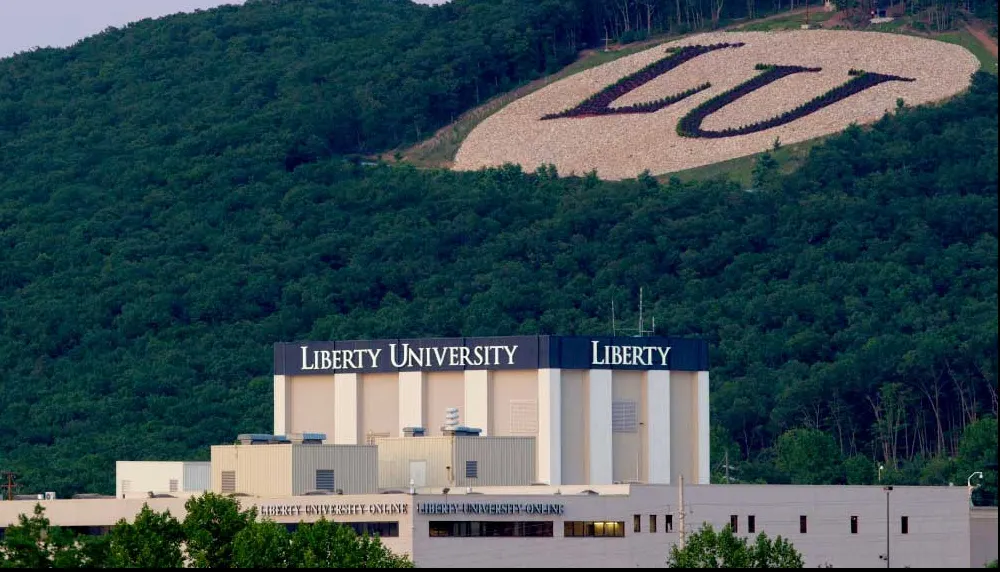 Președintele unei universități din SUA le cere studenților să poarte arme, deși este interzis