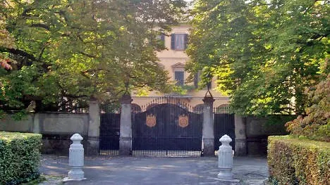 Un bărbat şi-a dat foc în faţa casei unui fost premier. Nimeni nu ştie motivul gestului său