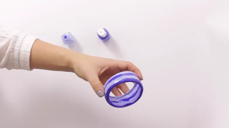 Cum să transformi o sticlă de suc într-o brățară