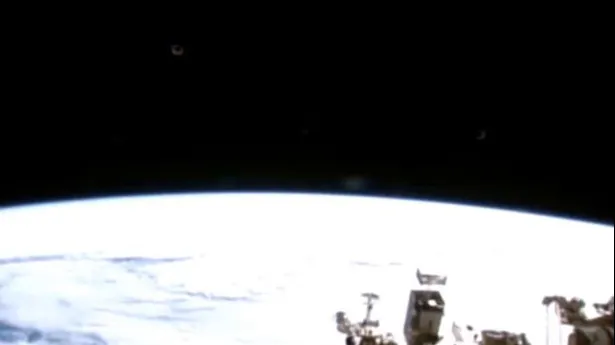 Un obiect ciudat, filmat de NASA deasupra Pământului. ”E un OZN”. Cum arată
