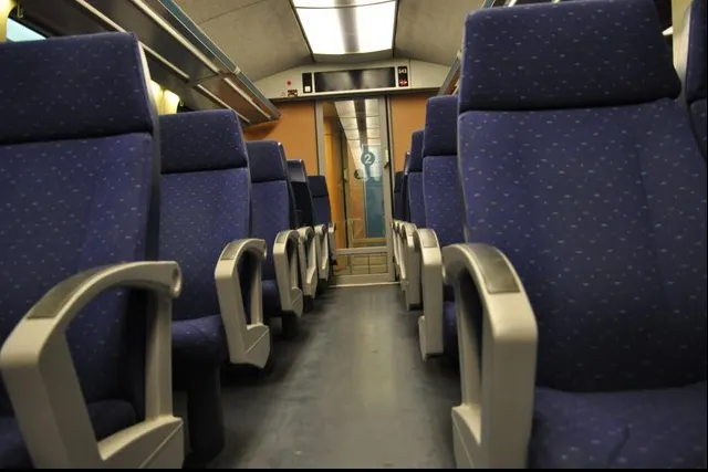 A găsit în tren o felicitare de Crăciun ruptă. A lipit bucățile de hârtie, apoi a început să plângă