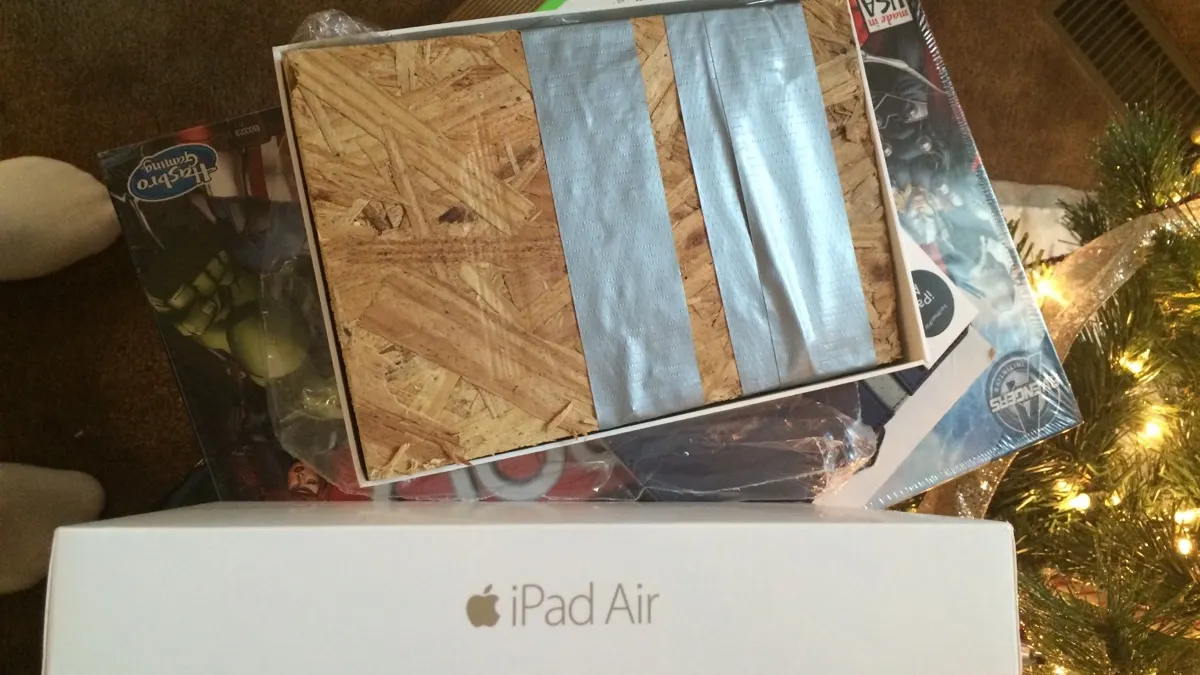 A primit un iPad de Crăciun. Când a deschis cutia însă a izbucnit în lacrimi