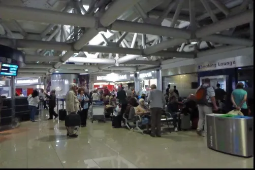 Doi angajați ai unui important aeroport furau tablouri din zona cu bagaje supradimensionate