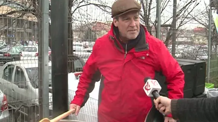 Ajutor pentru oamenii străzii. Vedetele le-au servit mâncare oamenilor fără adăpost