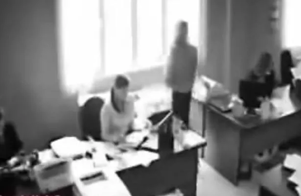 Scene şocante. După o dispută cu şeful ei, s-a aruncat de la geamul biroului