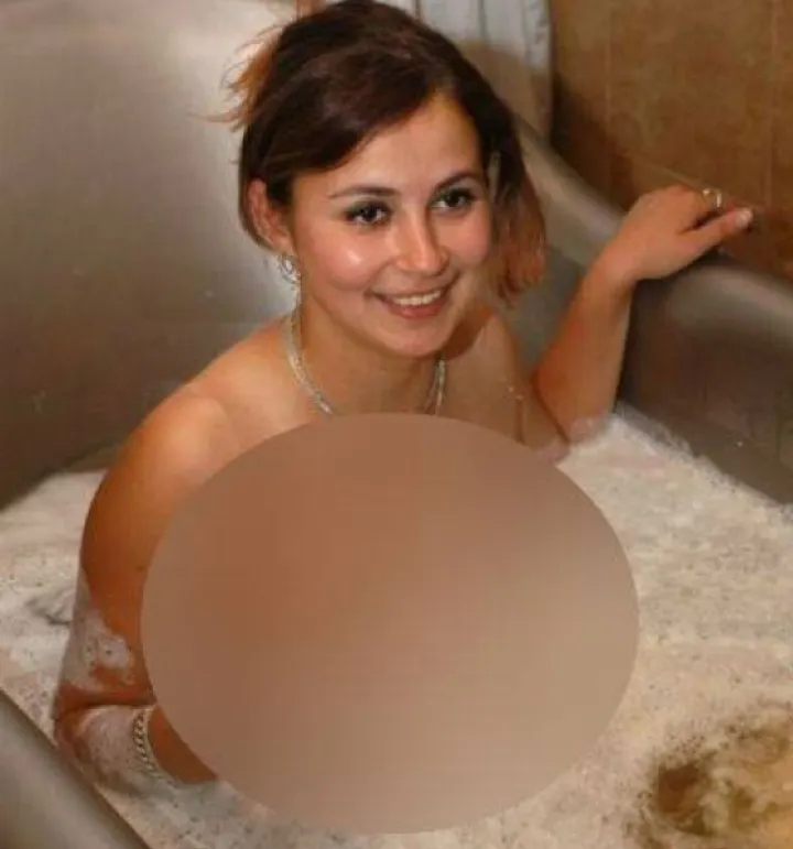 A dorit să-şi surprindă iubita şi a intrat peste ea în baie. A rămas ŞOCAT când a prins-o aşa