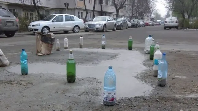 Dorel, în vizită la Focşani. O stradă aflată în lucru, semnalizată cu pet-uri