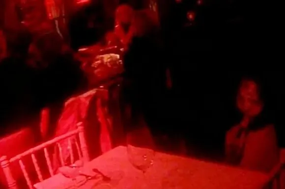 Detaliul înfricoşător din poza făcută de două fete la o petrecere. TU ÎL VEZI?