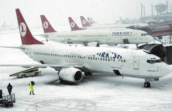 Ninsorile țin avioanele la sol. Turkish Airlines a anulat 142 de zboruri spre și dinspre Istanbul