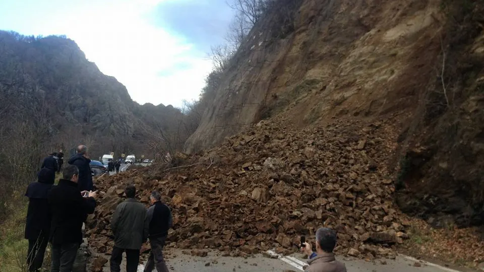 Căderi de pietre pe Valea Oltului. Traficul a fost reluat