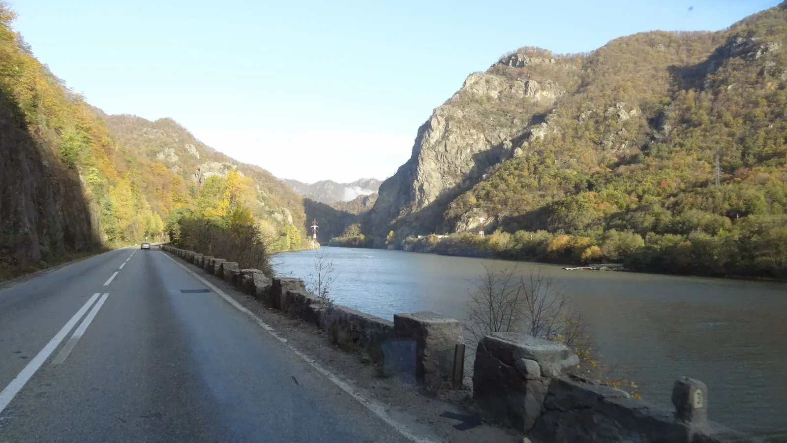 Circulaţia pe Valea Oltului, blocată de peste 20 de ore. Ce rute ocolitoare sunt recomandate
