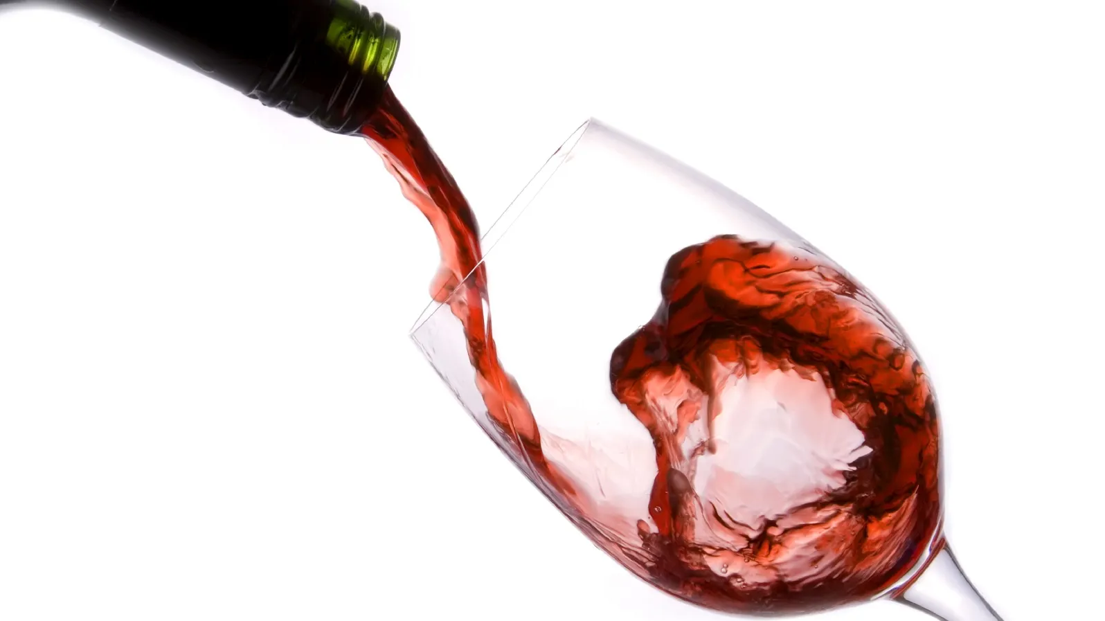 A pus o monedă de 10 bani în paharul cu vin. Rezultatul? Incredibil