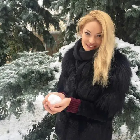 Valentina Pelinel, primele poze cu burtica. Fotomodelul nu-și mai ascunde sarcina