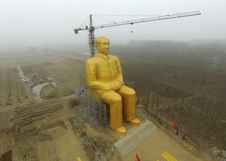 O statuie gigantică îi uimește pe privitori. Pe cine reprezintă