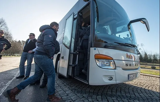 Gestul făcut de un politician german: a trimis un autocar plin cu refugiaţi la biroul Angelei Merkel