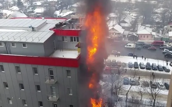 Incendiu la un centru comercial. Patru echipaje de pompieri s-au luptat cu flăcările uriașe
