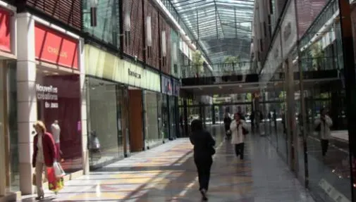 Panică într-un mall din Franţa: un bărbat părea să aibă o armă semiautomată. Ce avea, de fapt