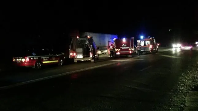 Accident mortal. Doi tineri de 21 de ani au murit, alţi trei, răniţi foarte grav. Impactul, cumplit