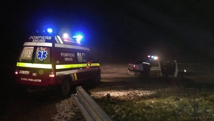 Au ieşit singuri din maşina răsturnată cu roţile în sus. Printre pasageri, un copil de 12 ani