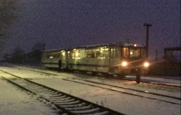 Tren înțepenit din cauza gerului. Călătorii au coborât și au împins garnitura